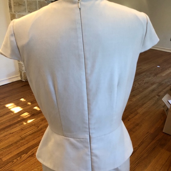 Off-white peplum dress with keyhole - Picture 4 of 6